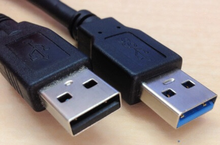USB 2.0とUSB 3.0の色違い
